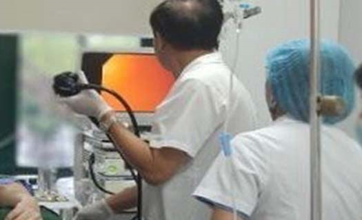 Bệnh viện Hữu Nghị: Nội soi, gắp viên thuốc cả vỏ sắc nhọn cho bệnh nhân 71 tuổi